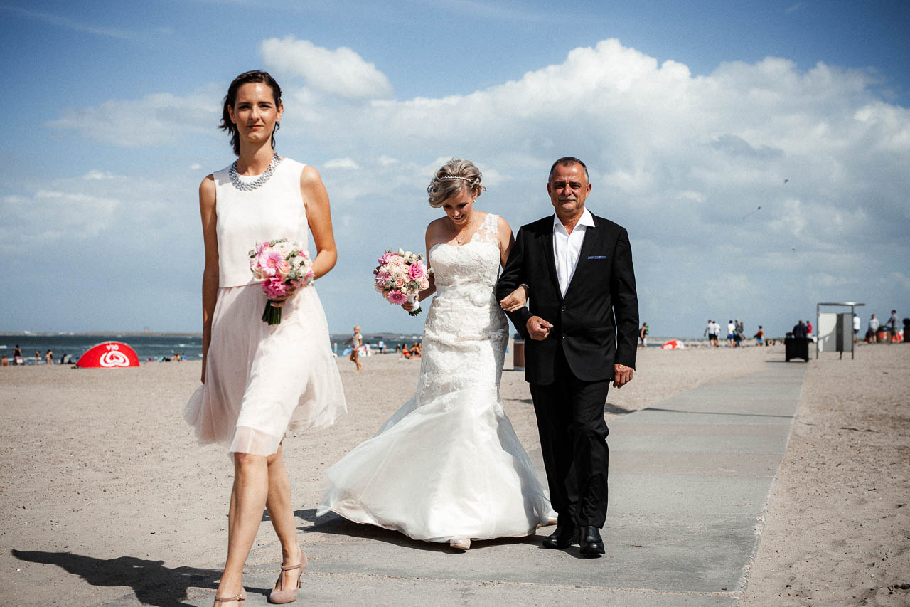 Hochzeitsfotograf Renesse, Holland: Lisa & Michael heiraten mit einer freien Trauung am Strand 30