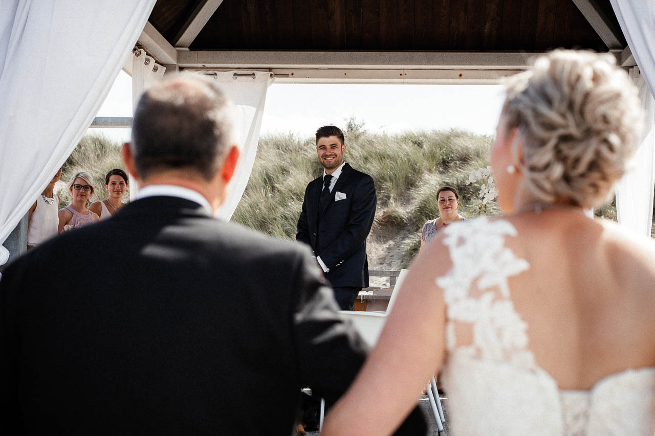 Hochzeitsfotograf Renesse, Holland: Lisa & Michael heiraten mit einer freien Trauung am Strand 32