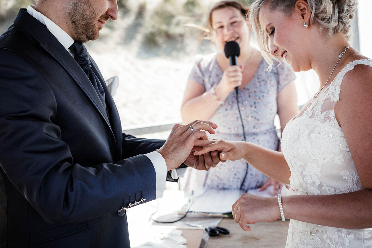 Hochzeitsfotograf Renesse, Holland: Lisa & Michael heiraten mit einer freien Trauung am Strand 38