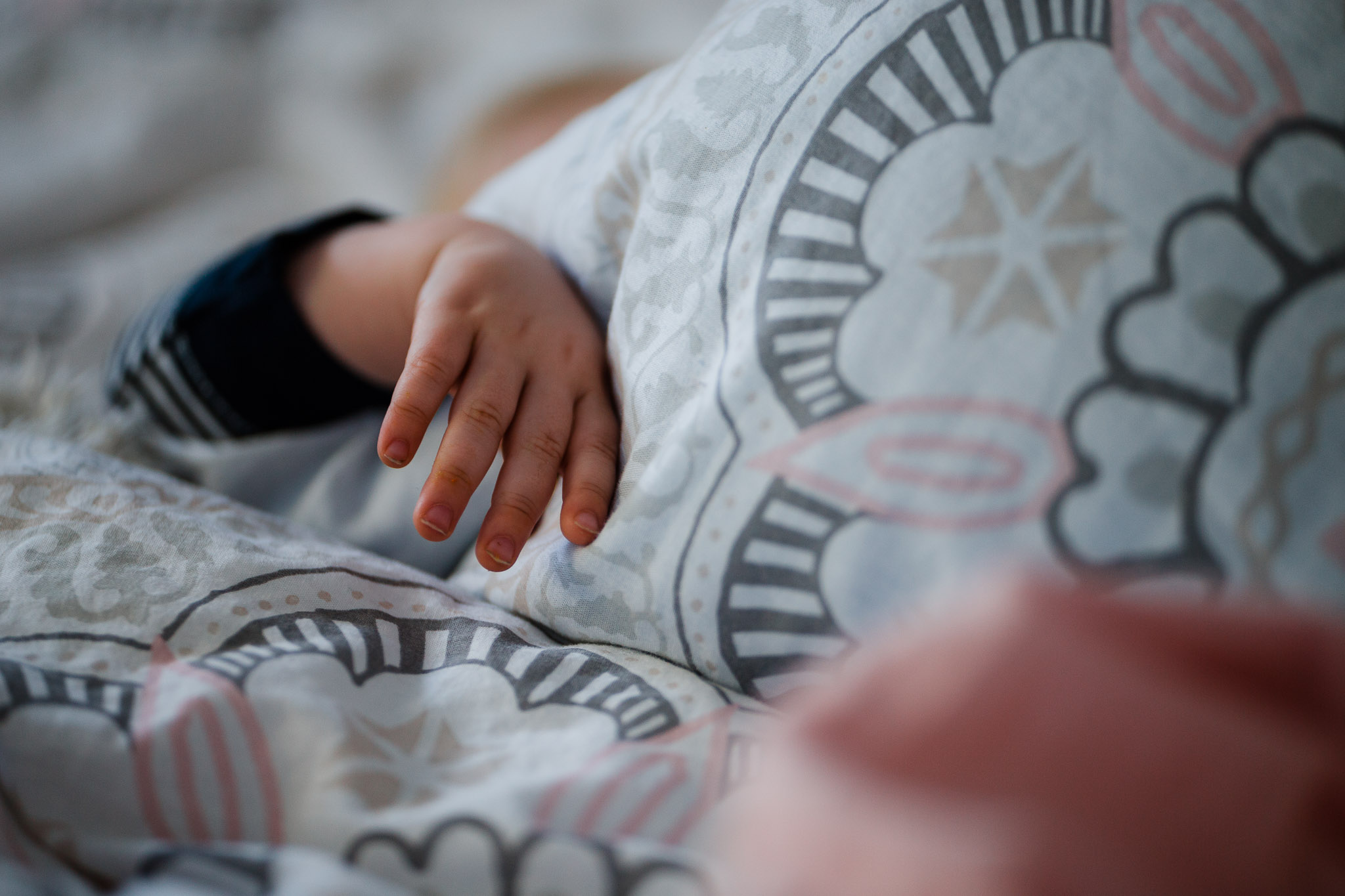 Baby in Elternbett