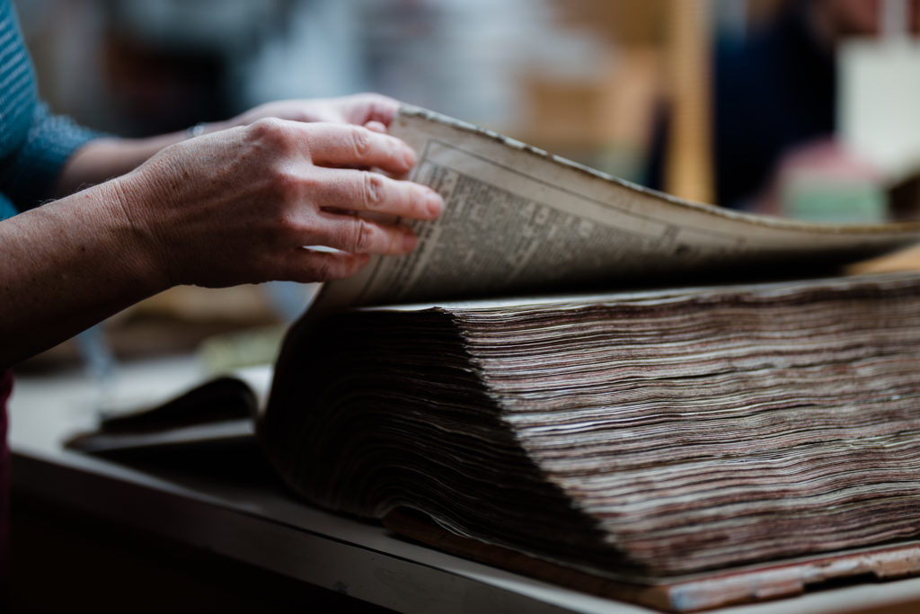 Es wird durchs Buch geblättert