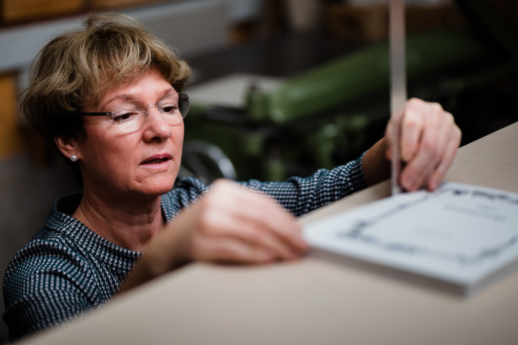 Maße für den Buchdeckel werden abgemessen