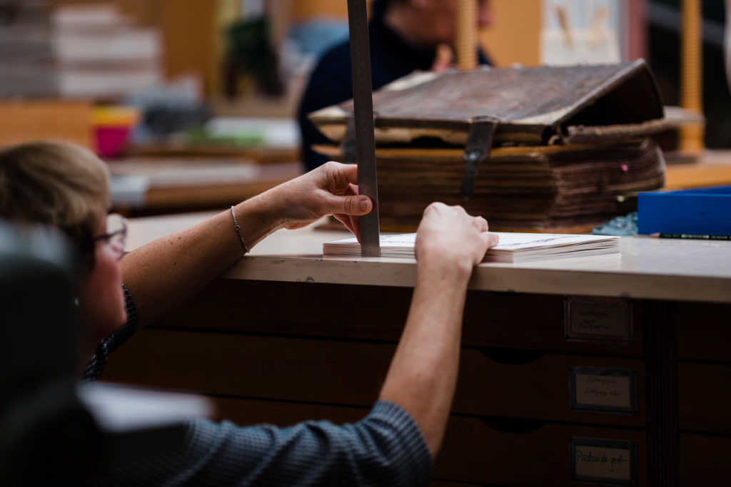 Maße für den Buchdeckel werden genau abgemessen