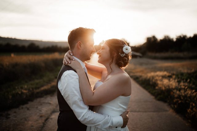 Wir sind Tina und Maxim - zwei Hochzeitsfotografen aus dem schönen Rheinhessen! Wir begleiten eure Hochzeit und schaffen für euch ruhige und authentische Erinnerungen an eure Hochzeit.