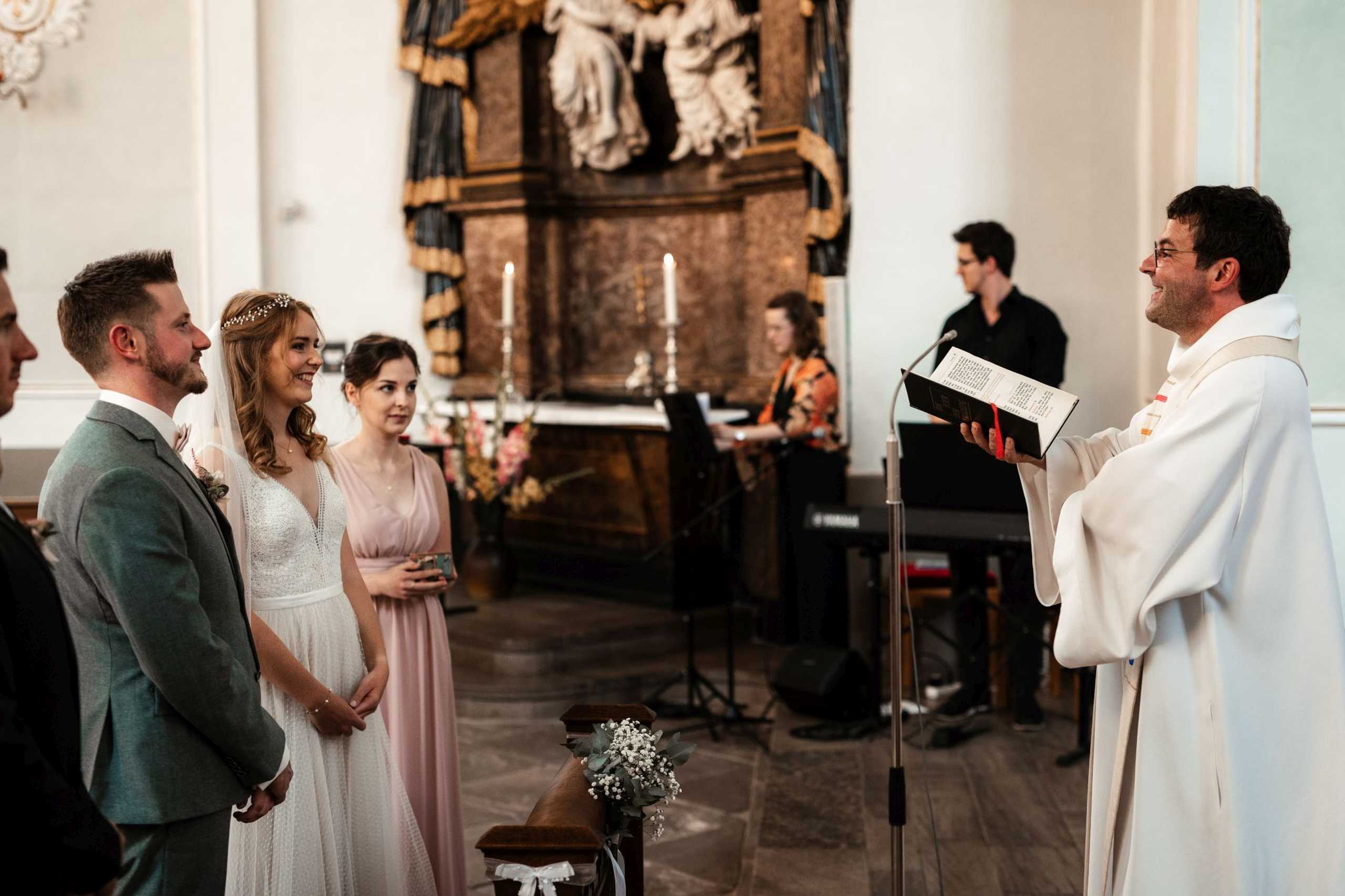 Als Hochzeitsfotograf in Bodenheim - kirchliche Trauung von Dominika und Julian 65