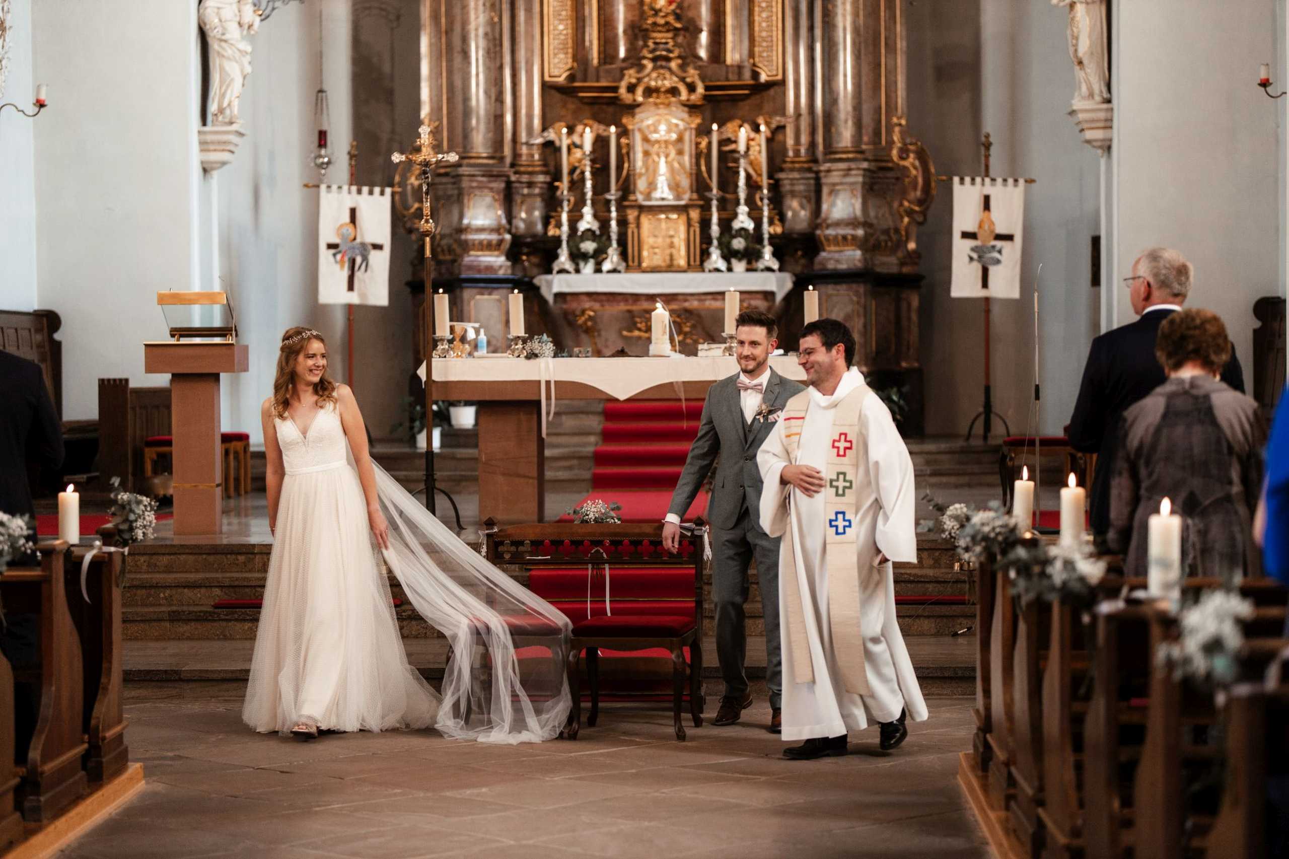 Als Hochzeitsfotograf in Bodenheim - kirchliche Trauung von Dominika und Julian 86