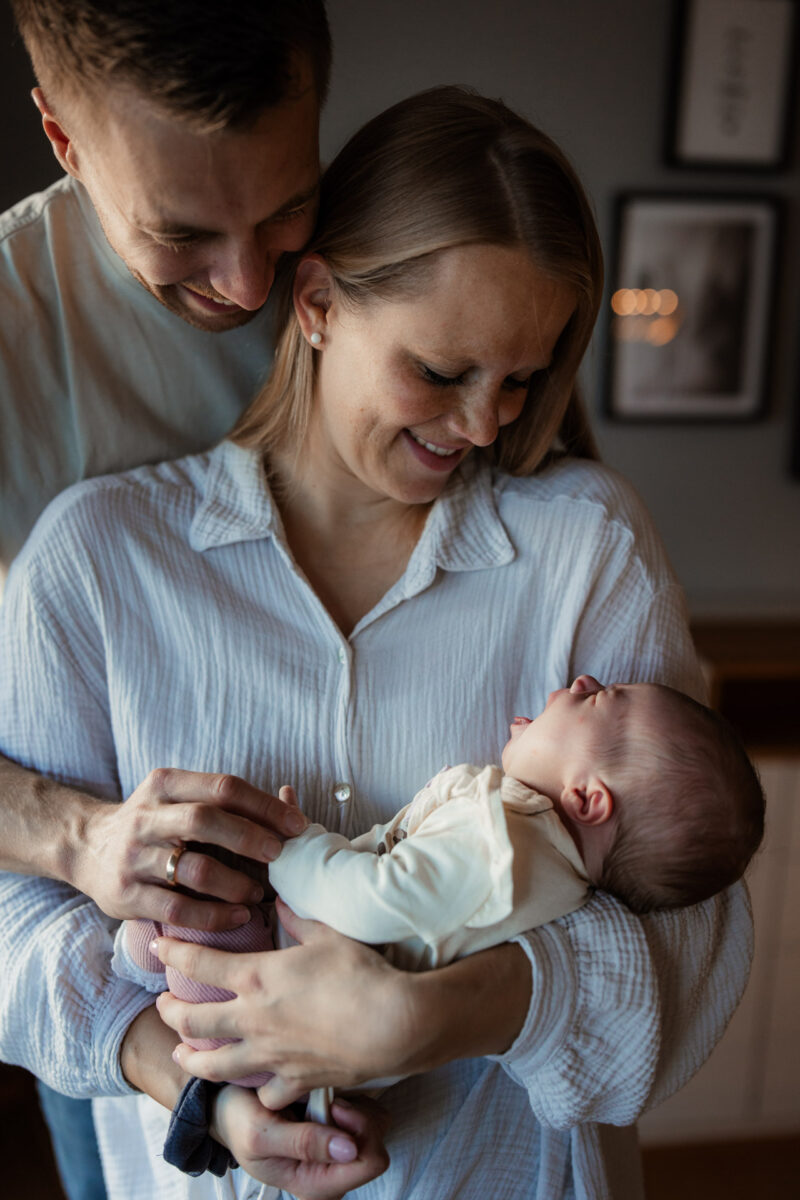 Newborn Homestory Bodenheim - Neugeborenenfotos zu Hause 12