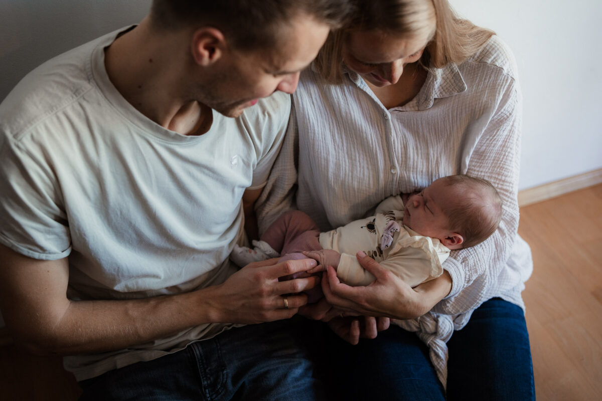 Newborn Homestory Bodenheim - Neugeborenenfotos zu Hause 15