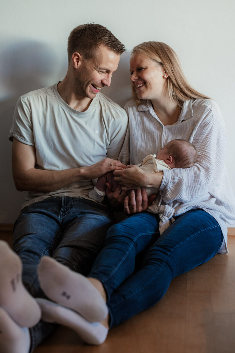 Newborn Homestory Bodenheim - Neugeborenenfotos zu Hause 16