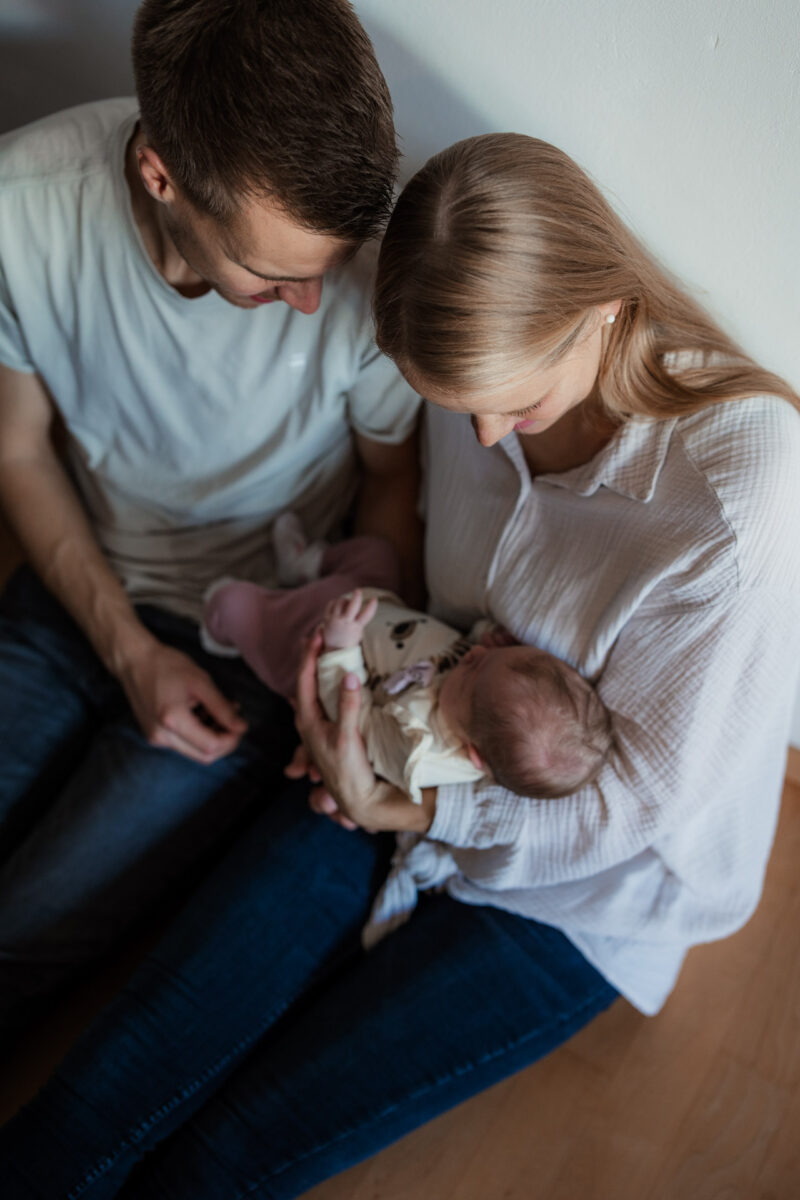 Newborn Homestory Bodenheim - Neugeborenenfotos zu Hause 18