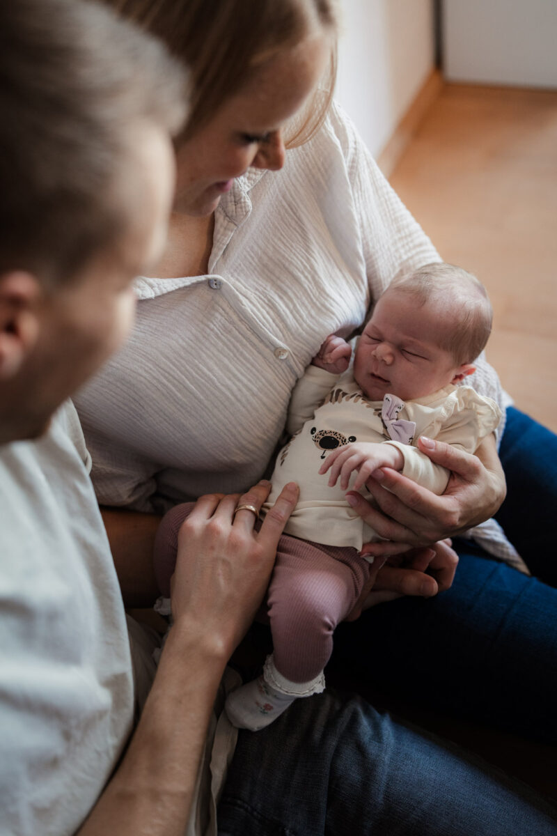 Newborn Homestory Bodenheim - Neugeborenenfotos zu Hause 19