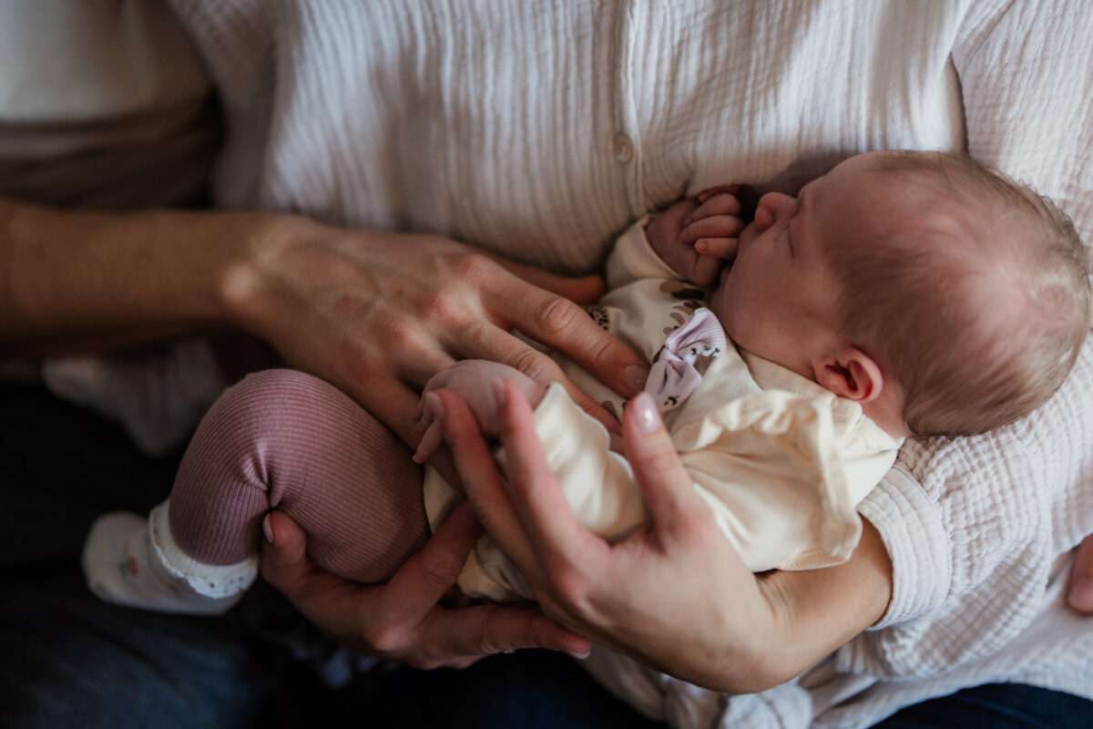 Newborn Homestory Bodenheim - Neugeborenenfotos zu Hause 20