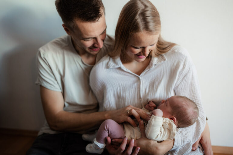 Newborn Homestory Bodenheim – Neugeborenenfotos zu Hause
