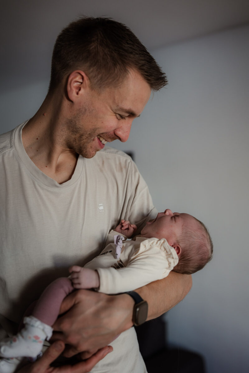 Newborn Homestory Bodenheim - Neugeborenenfotos zu Hause 21