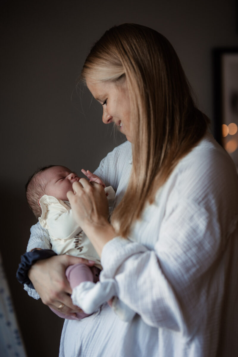 Newborn Homestory Bodenheim - Neugeborenenfotos zu Hause 4