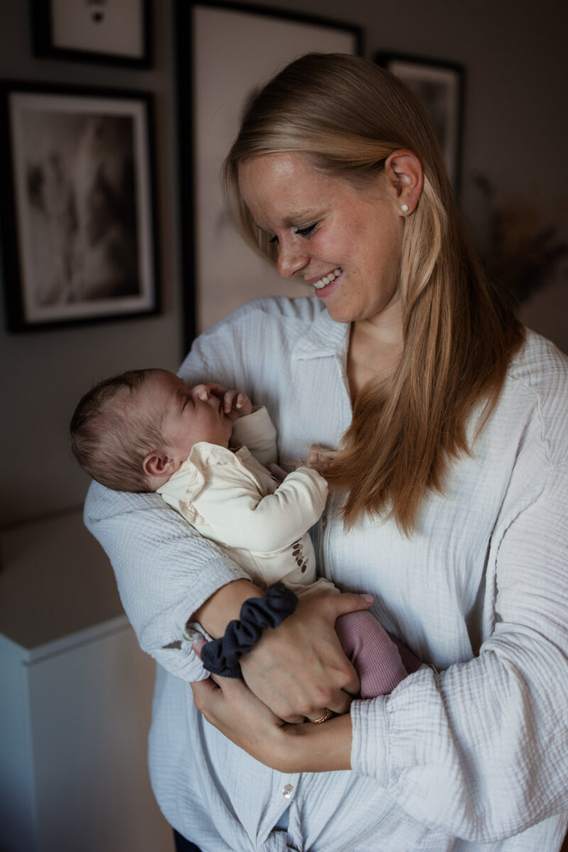 Newborn Homestory Bodenheim - Neugeborenenfotos zu Hause 5