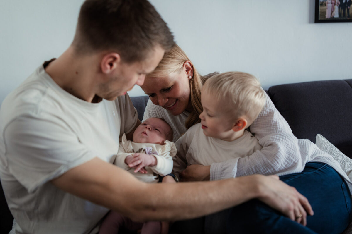 Newborn Homestory Bodenheim - Neugeborenenfotos zu Hause 34