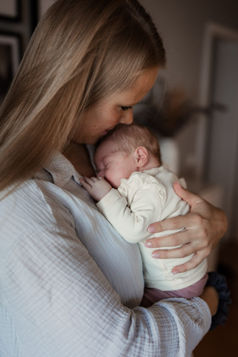 Newborn Homestory Bodenheim - Neugeborenenfotos zu Hause 6