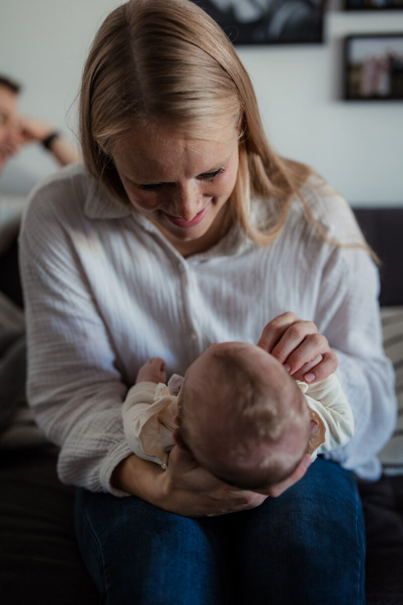 Newborn Homestory Bodenheim - Neugeborenenfotos zu Hause 35