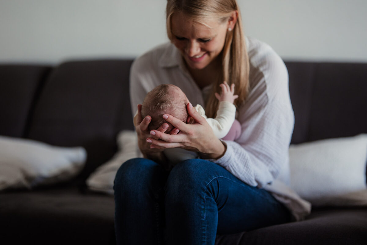 Newborn Homestory Bodenheim - Neugeborenenfotos zu Hause 39