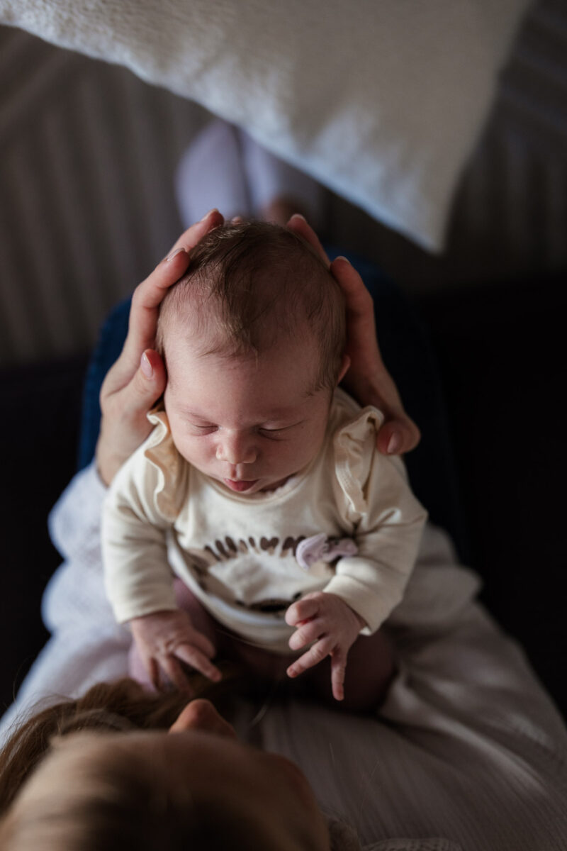 Newborn Homestory Bodenheim - Neugeborenenfotos zu Hause 40