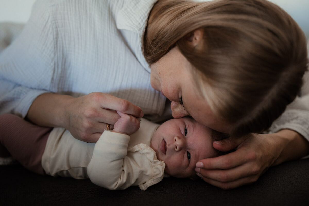 Newborn Homestory Bodenheim - Neugeborenenfotos zu Hause 43