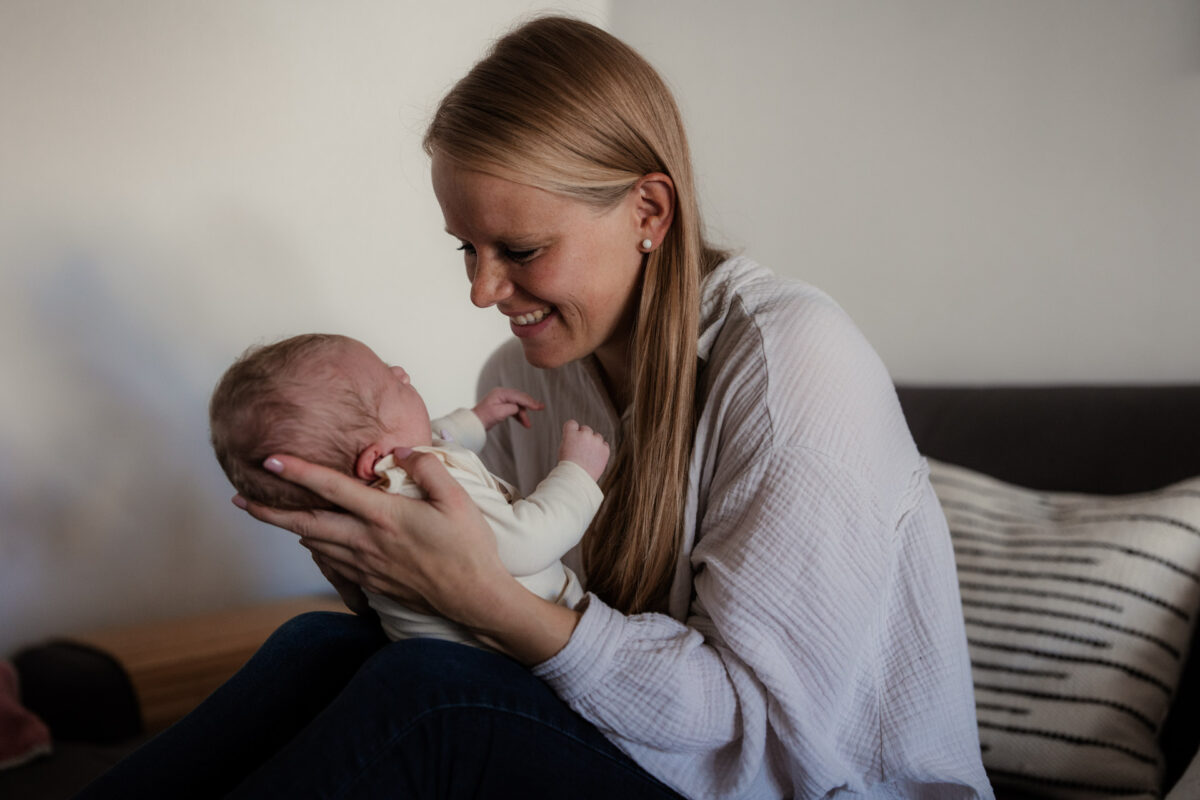 Newborn Homestory Bodenheim - Neugeborenenfotos zu Hause 44