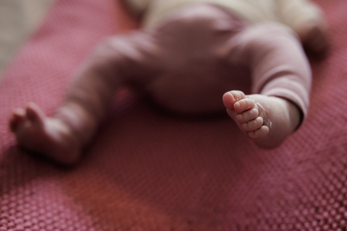 Newborn Homestory Bodenheim - Neugeborenenfotos zu Hause 47