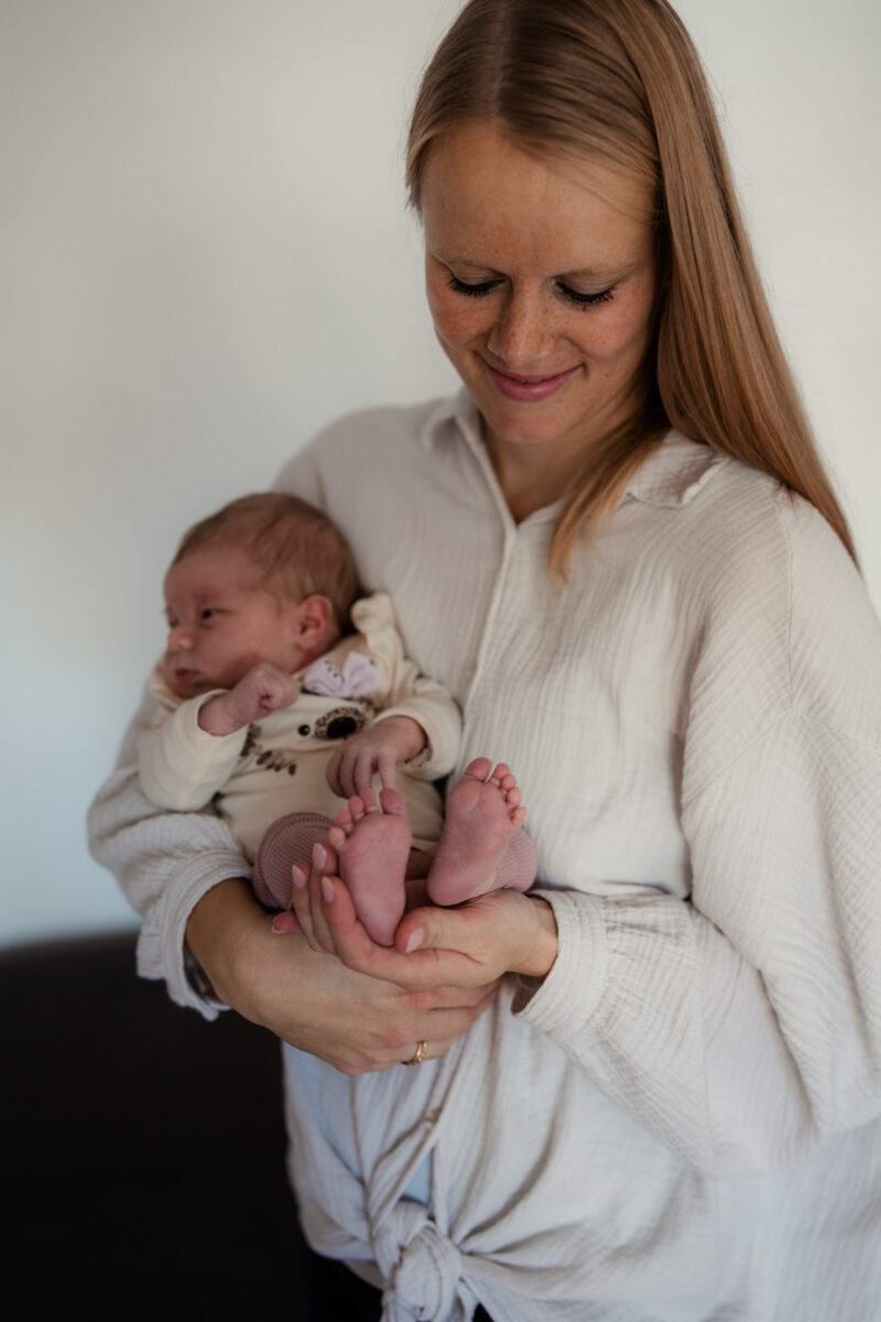 Newborn Homestory Bodenheim - Neugeborenenfotos zu Hause 49