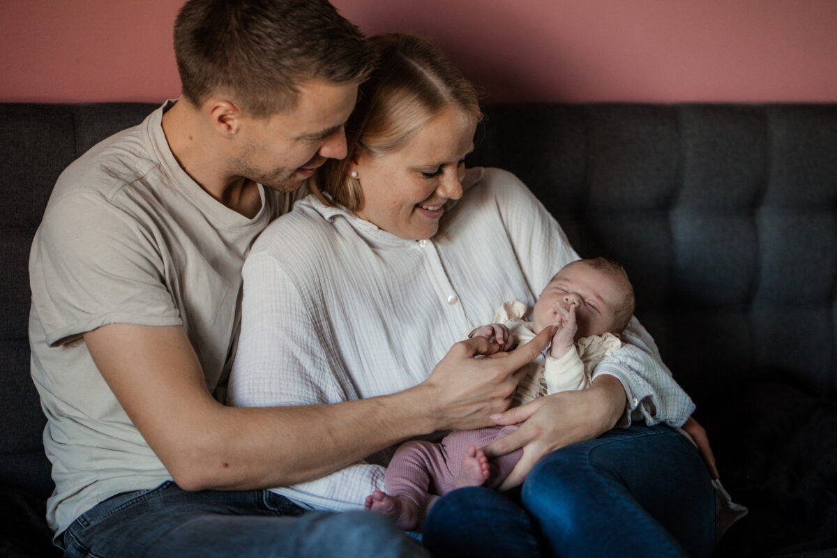 Newborn Homestory Bodenheim - Neugeborenenfotos zu Hause 52