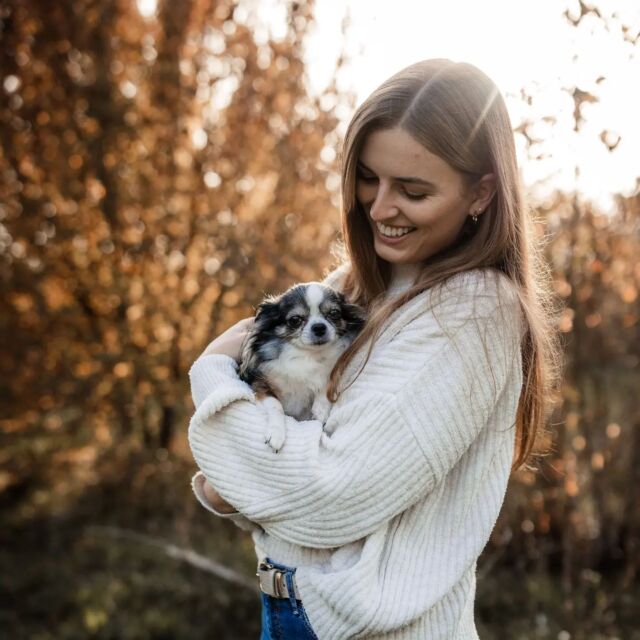 Während unsere Kleine gerade auf meinem Arm ein bisschen Nachtschlaf nachholt (wie viele Zähne bekommen Babys in der Regel so?! 🥴), scrolle ich nochmal durch die Ergebnisse der letzten Fotoaktion. Wir hatten Paare, wir hatten Babybäuche, wir hatten Familien und nochmal Familien 🐶 vor den Kameras ❤️...........#rheinhessen #fotografalzey #fotografpfalz #fotografrheinhessen #oppenheim #dolgesheim #familie #familienfotografie #family #hunde #dogsofinstagram #chihuahua #portrait #paarfotografie #tinaundmaxim #mainz